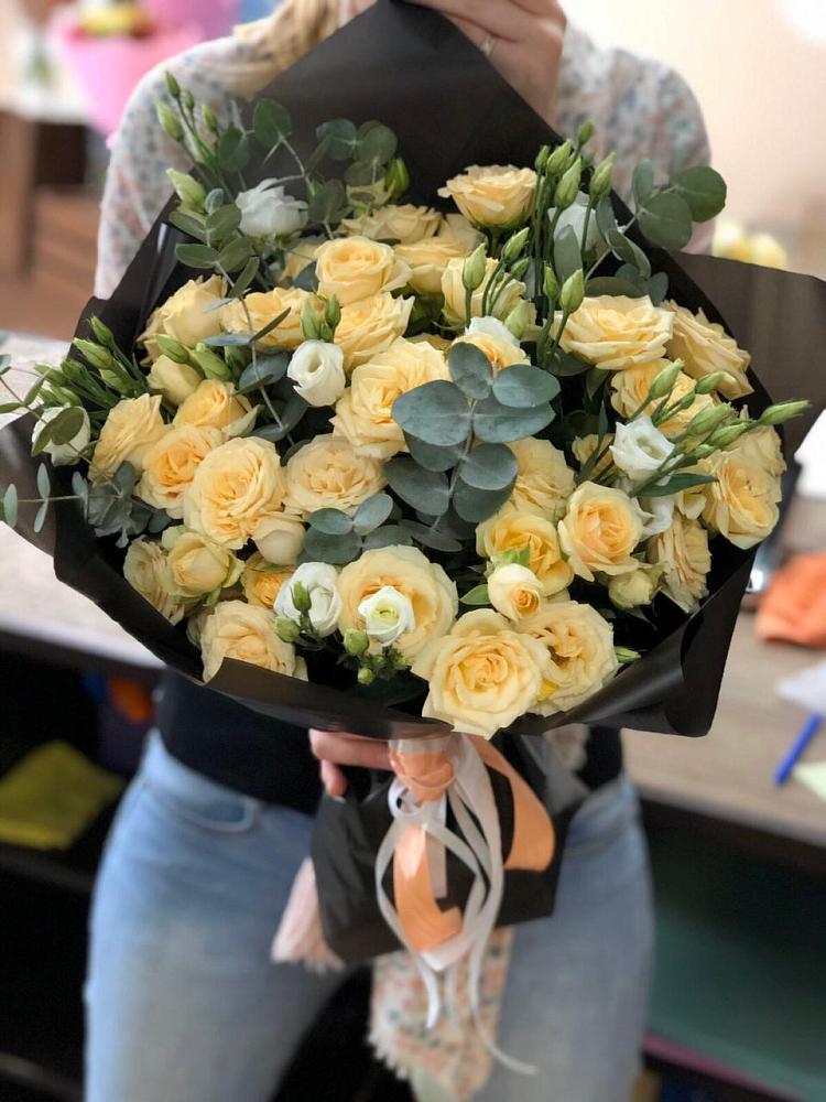 Букет цветов из: Розы и Лизиантусы в Неме