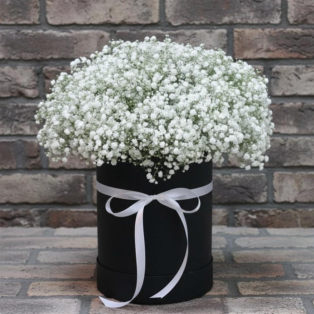 Цветочная композиция из Гипсофила в шляпной коробке в Неме