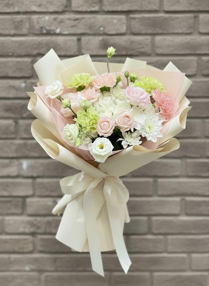 Букет цветов из: Гвоздики, Розы, Лизиантусы и Хризантемы в Неме