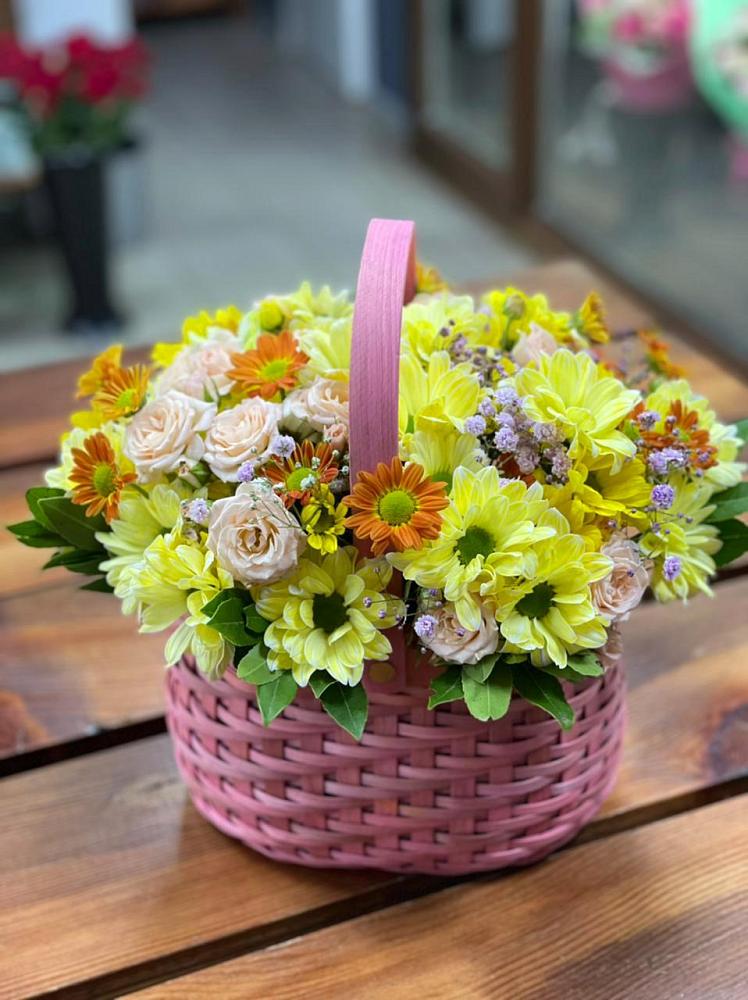 Цветочная композиция из Хризантемы и Розы в корзине в Неме