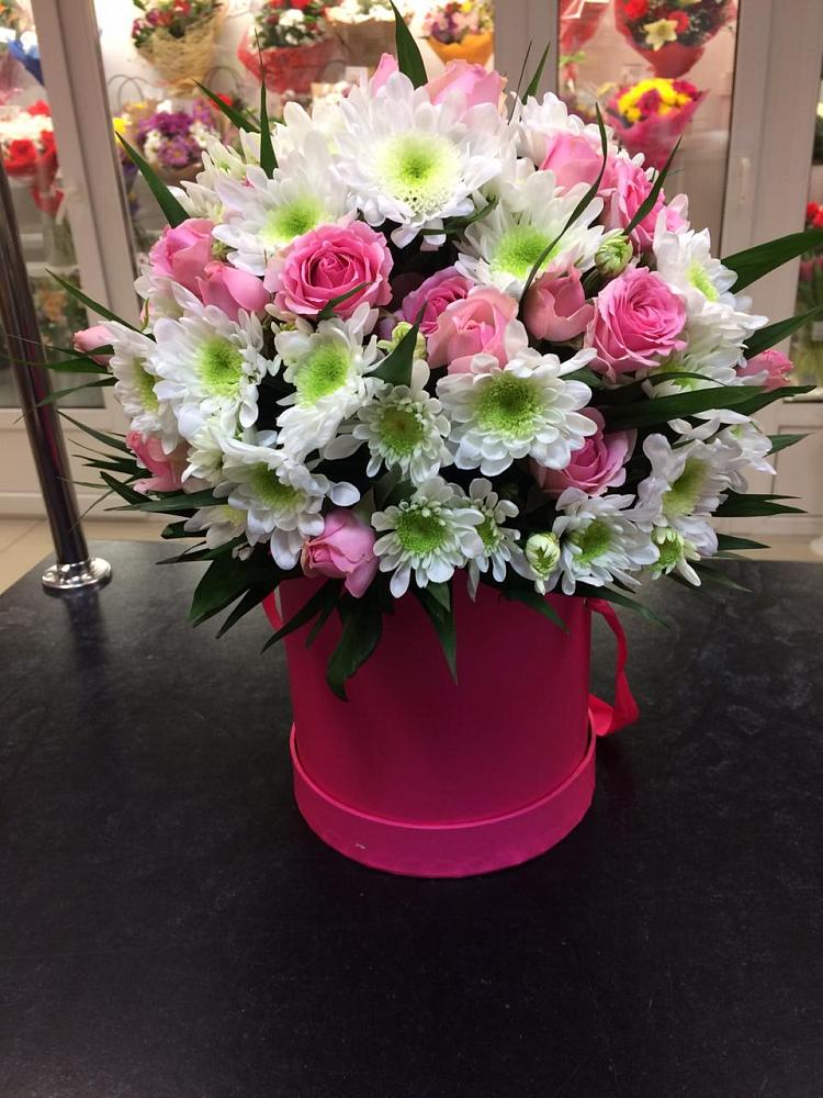 Цветочная композиция из Розы и Хризантемы в шляпной коробке в Неме