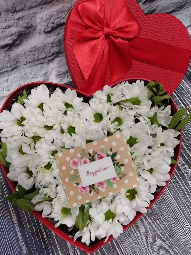 Цветочная композиция из Хризантемы в виде сердца в Неме