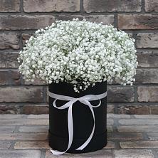 Цветочная композиция из Гипсофила в шляпной коробке в Неме