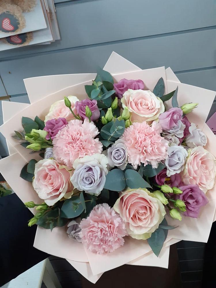 Букет цветов из: Розы, Гвоздики и Лизиантусы в Неме