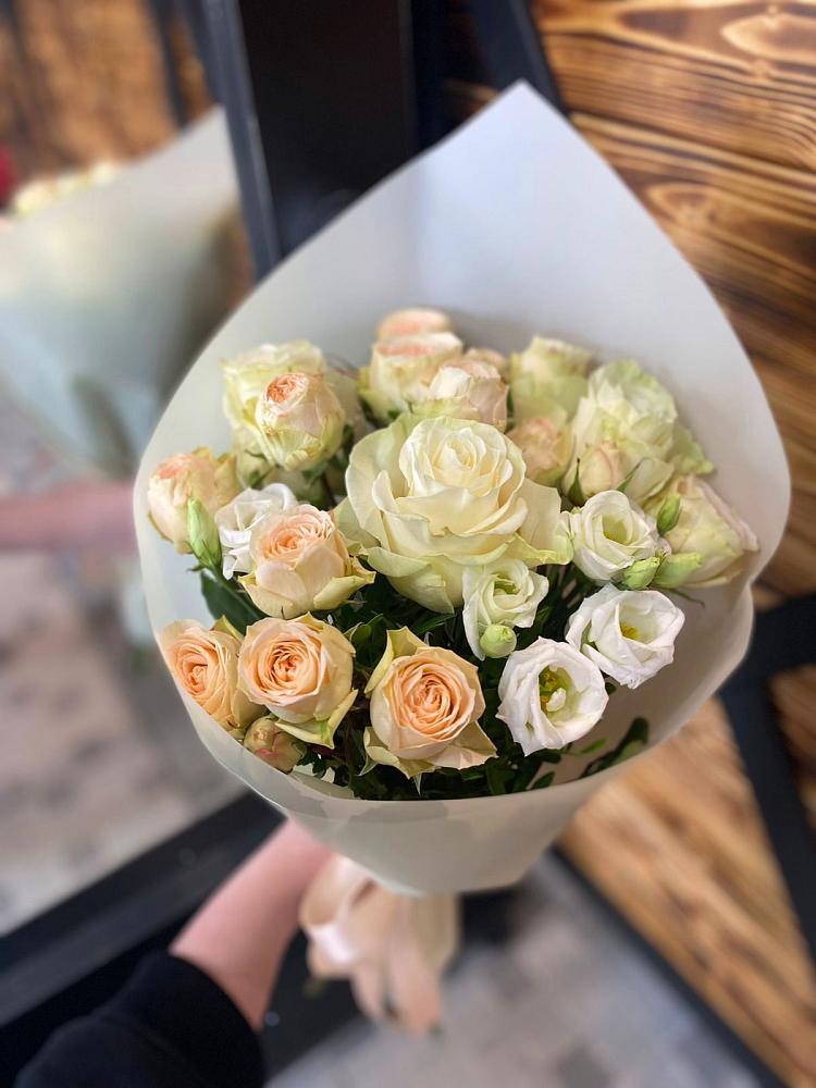 Букет цветов из: Розы и Лизиантусы в Неме